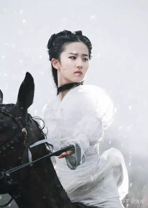 刘亦菲和李若彤版的小龙女哪个更符合原著小龙女的形象,为什么
