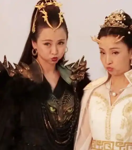 回忆杀48岁陶虹与52岁翁虹再现经典,扮小龙女猫妖调皮可爱
