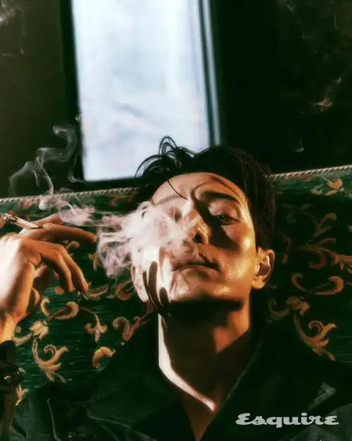 黑暗荣耀人夫哥郑成日杂志大片,展现蛊惑人心熟男魅力