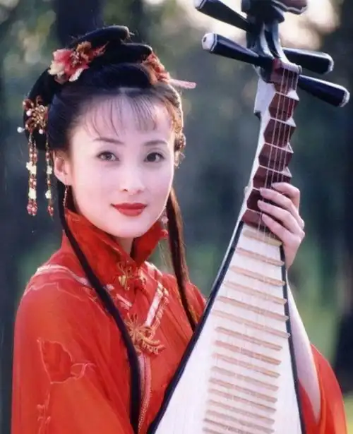 吴越晒少女时期照,清纯自然没蒋勤勤惊艳,但如今两人反过来了
