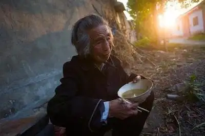 养儿防老真的靠谱吗两位老人的故事告诉你答案
