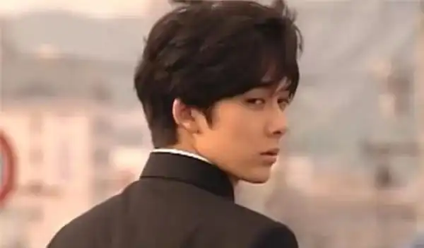 他是柏原崇师弟,被日媒称为千年一遇美少年,18岁撞脸蔡徐坤