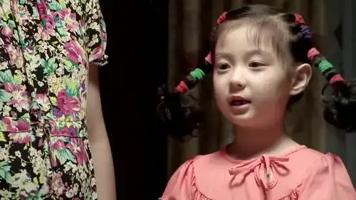 乡村爱情王老七买了一些礼物去赵四家里,谢大脚很是好奇