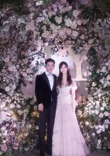 唐嫣罗晋晒婚礼现场美照白色露背婚纱美爆了
