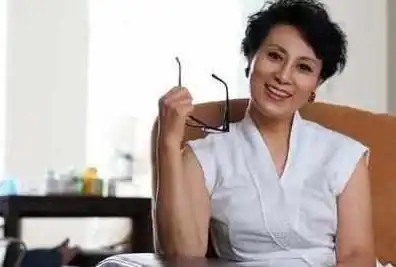 情深深18年后演员近况,副官方瑜已去世,而雪姨靠敲门爆红
