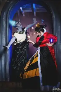 俄罗斯妹子超丰满cos赏拉高一点不然要走光了
