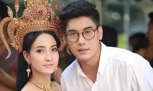 泰国男星演绎儒雅文艺风,有框眼镜引领新时尚
