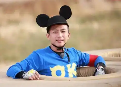 邓超晒夫妻合照,孙俪穿毛衣他穿短袖,网友化身侦探开扒细节