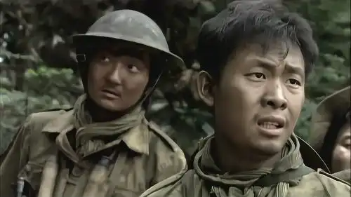 我的团长我的团迷龙看到对岸士兵不信自己,他十分焦急很生气
