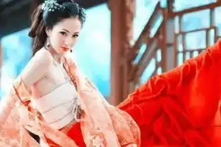 拍了部烂片火了八年,当年性感火辣形象不再,反而变清纯了
