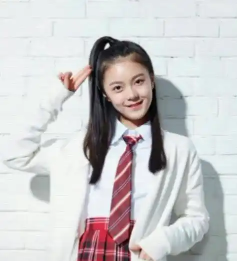 本以为林妙妙短发好看,看到她的长发照,网友说她小学生我都信