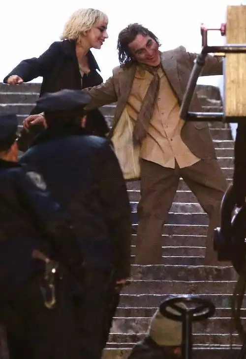 小丑2全新片场照曝光哈莉奎茵与小丑激情表演