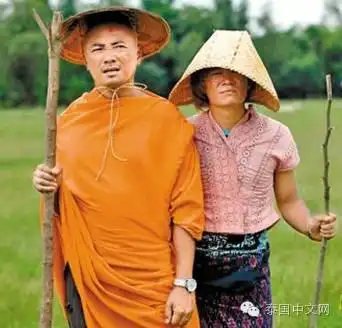 泰囧球员发现足球漏气,把球捡起交给裁判,然后...
