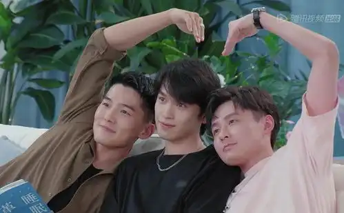 心动的信号4小屋嘉宾留影,3男生爱心照太可爱,男4被孤立未入框