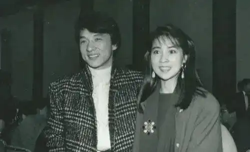 成龙曾浪荡不羁,为何39年一直没离婚只因李凤娇太爱他了
