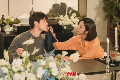 泪之女王这对也令人期待郭东延李主傧可爱夫妻档剧照曝光,与金秀贤金智媛形成对比xd
