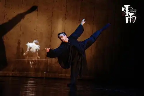 这一晚上海,一场雷雨撼动人心
