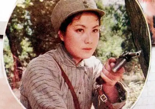 她80年代与刘晓庆齐名,在海外生活了35年,而今人生状况怎样