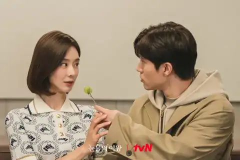 泪之女王这对也令人期待郭东延李主傧可爱夫妻档剧照曝光,与金秀贤金智媛形成对比xd