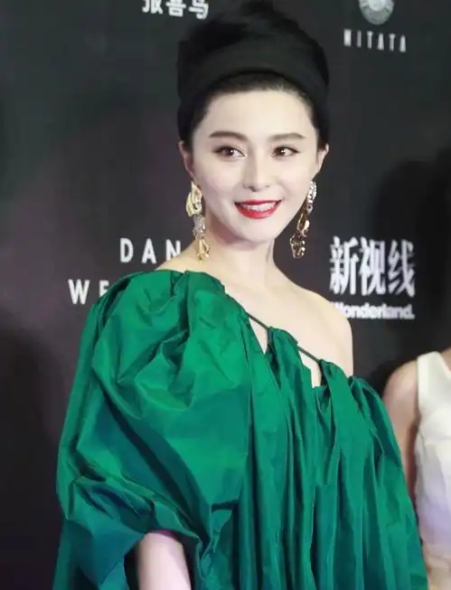 范冰冰参加活动,穿绿色长裙配大红唇,比头还高的发型超夸张
