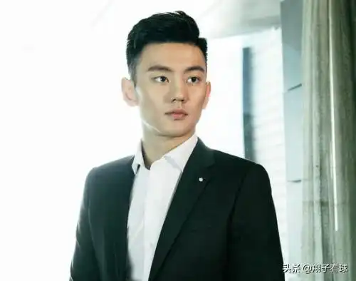游泳王子英气逼人亮相,开启假期模式,曾婉拒韩国体操美女的表白