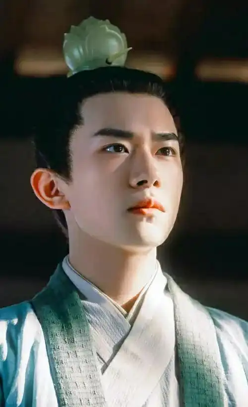 易烊千玺满江红黑衣胡渣造型很带感,质疑声如影随形