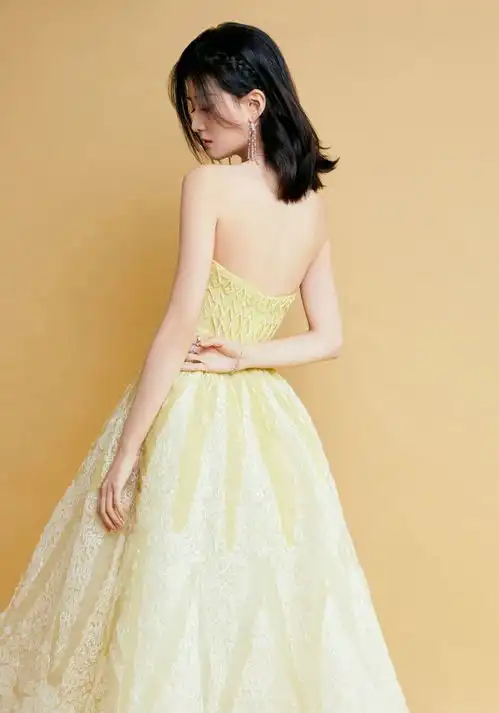 乔欣不当乖乖女,穿黄色开衩连衣裙时髦高级,二八比例太惊艳