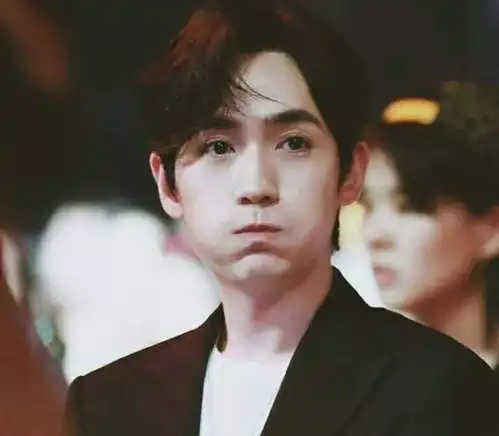 朱一龙的直男属性啊跨年唱摇滚化了烟熏妆再上台卸妆卸全脸
