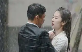 露水红颜发剧照刘亦菲王学兵雨中热吻
