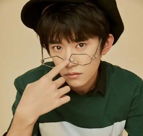 知心大姐朱丹变追星族,晒易烊千玺剧照直夸他声音好听
