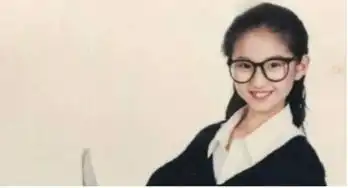 组图景甜罕见童年照曝光同款眉心一点红引网友直呼亲切
