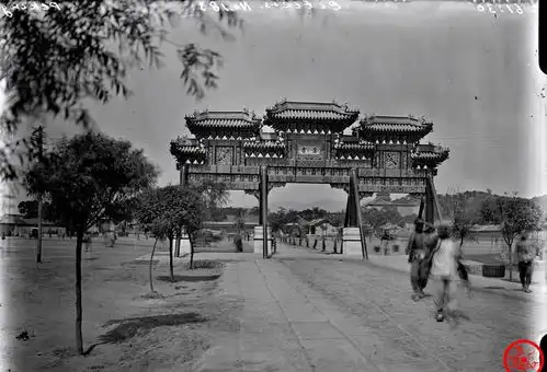 清末老照片衙门里的官吏,抛锚的汽车,难得一见的北京广安门