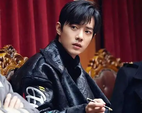 进退维谷,面临这种困境的从来不止肖战一个,看看蔡徐坤怎么做的
