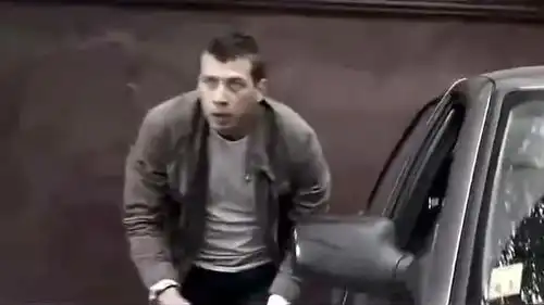 犯罪分子在街头开枪打死警察,与赶来的特种士兵进行激烈枪战
