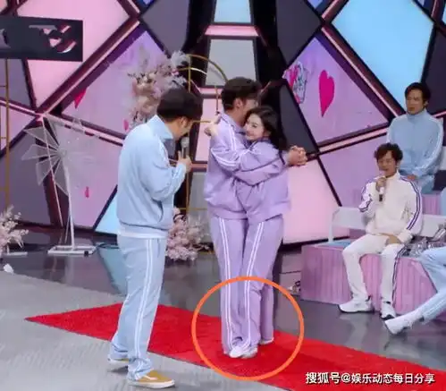 景甜踩着张彬彬脚过指压板时,谭松韵的表情亮了,怕是忘了有镜头