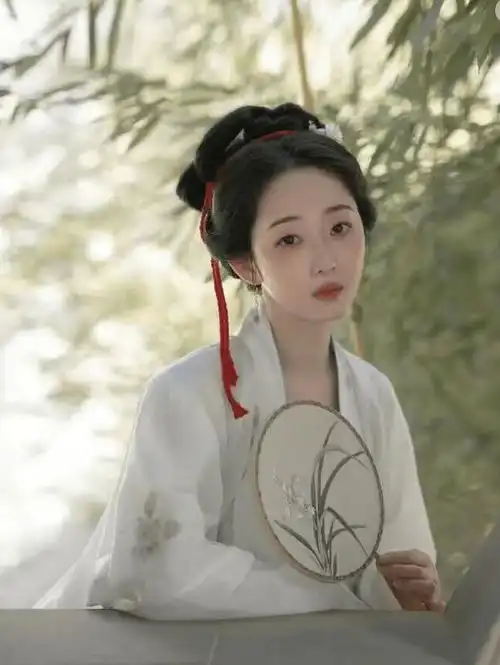 蒋梦婕回应戛纳红毯造型争议随便说我很喜欢
