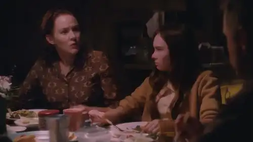 怦然心动看到父母为应不应该修整庭院而吵架,朱莉感到很害怕