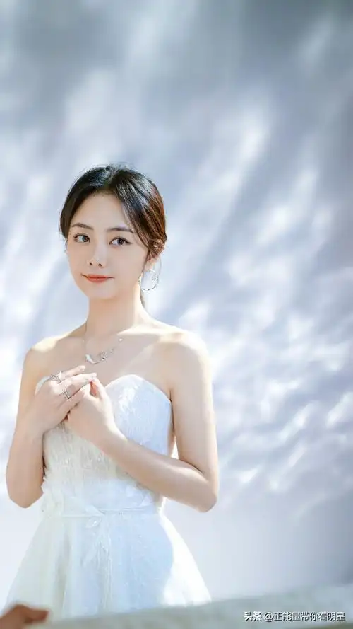 谭松韵吊带抹胸又纯又欲,除了惊艳,更是甜美真诚,能不让人爱吗