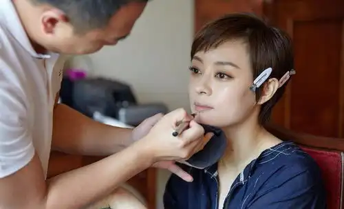 孙俪带儿女摆摊,4个小时卖出1.4万,268元一个本子被质疑太贵
