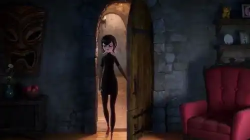 精灵旅社3梅维斯看着老公抱儿子睡觉,好温馨哦
