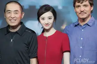 张艺谋新作长城发布会景甜红裙亮相肤白似雪
