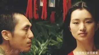 巩俐与张艺谋27年前合影照曝光,那时巩俐清纯可人笑容甜美
