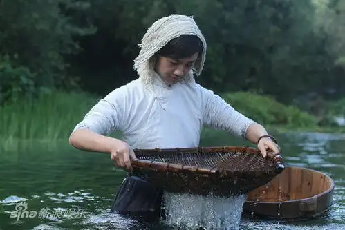 武侠再曝汤唯新剧照小清新农妇下水捕鱼