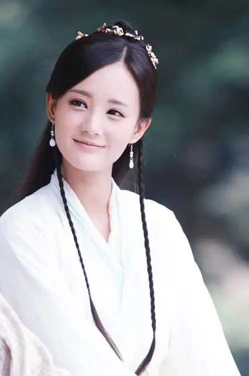 她原是赵丽颖替身,趁颖宝怀孕期间不断接戏,如今却跻身成为一线女星
