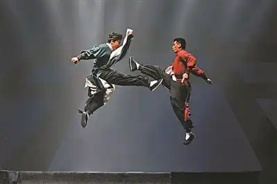 新编粤剧鸿胜馆回佛山,鸿胜馆馆长观演后大赞更有气势了燃情鸿胜馆粤剧舞台上演功夫大片
