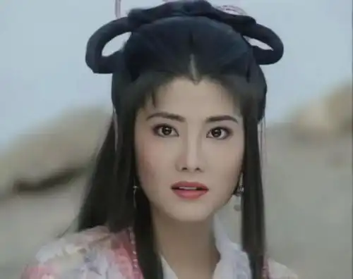 知名女星生图颜值崩塌,科技脸被嘲像刘晓庆,曾强势否认整容