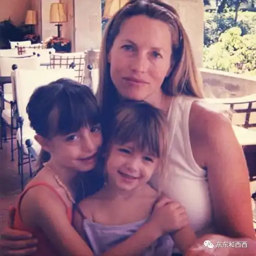 乔布斯女儿浴缸里出道,亲妈不给她留钱被网友喷惨了