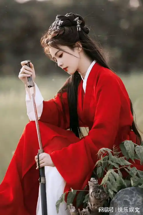 29岁女星白鹿剧照曝光红衣古装造型唯美可爱,感情如一张白纸
