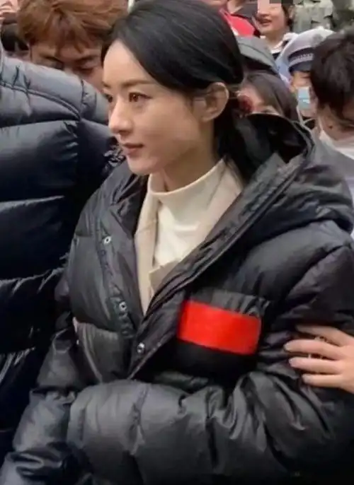 赵丽颖新剧路透曝光身材单薄略显憔悴,巴掌脸蛋还没有小演员大
