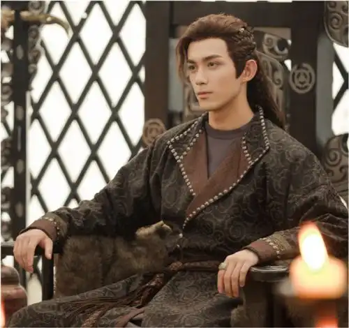 吴磊长歌行秀腹肌,受访称抗拒秀身材吐槽杂志衣服越露越多不守男德